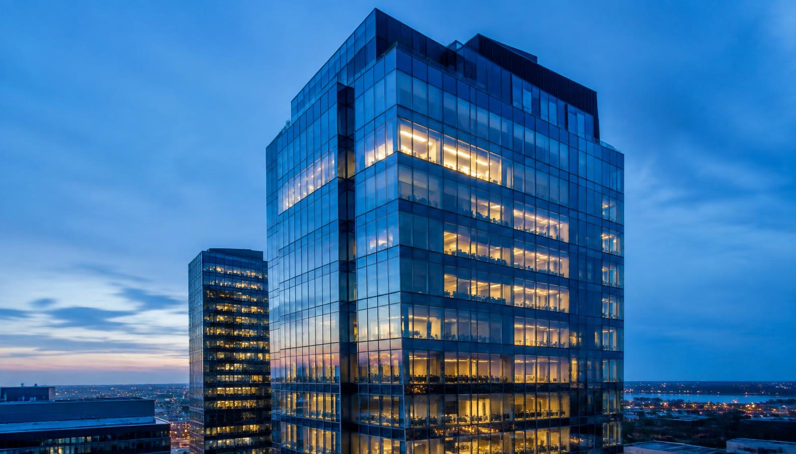 Edificio corporativo de cristal al atardecer